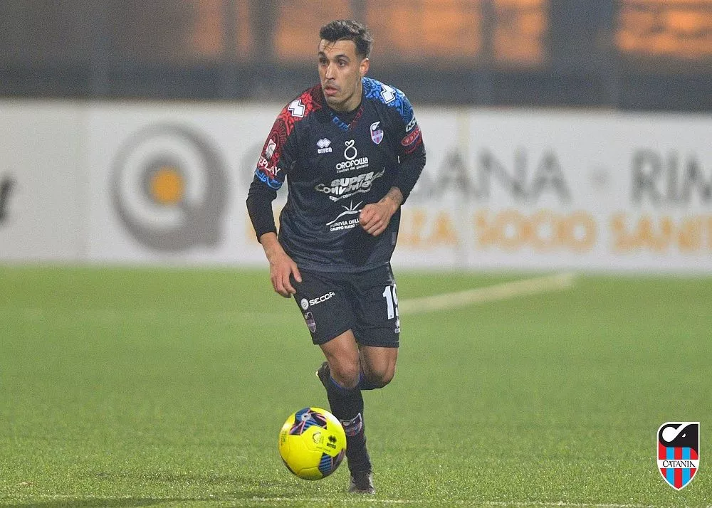 il giocatore del catania diego peralta in azione in campo
