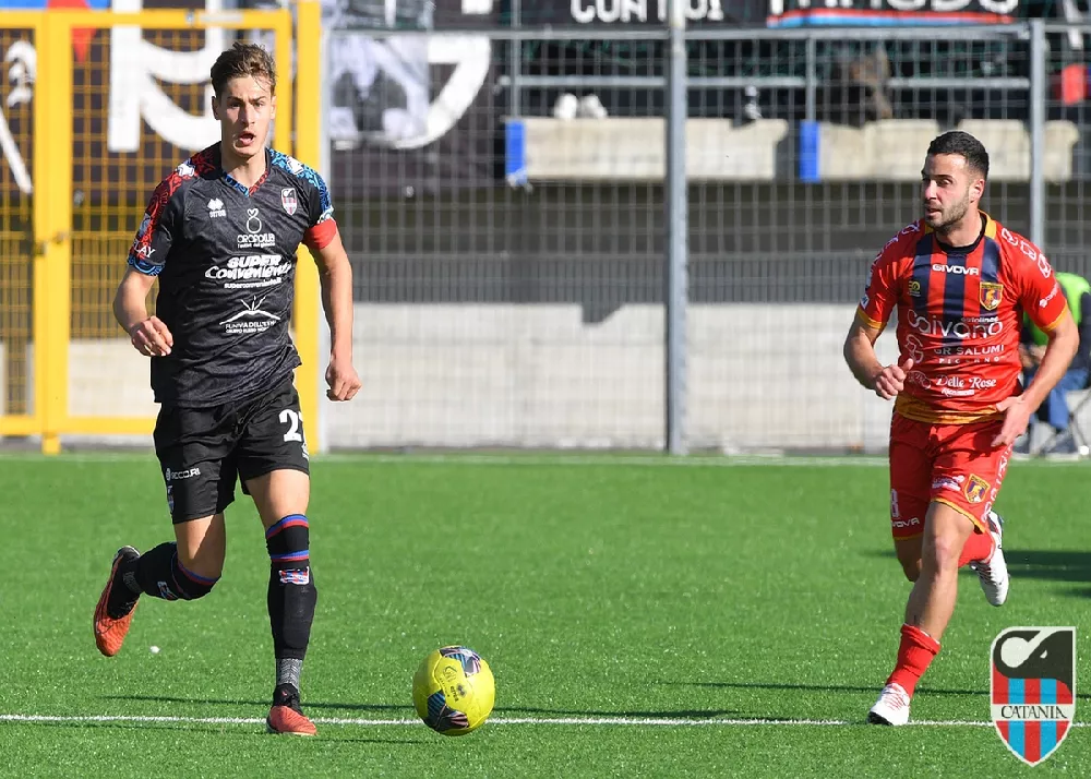 una fase di un match tra az picerno e catania in serie c