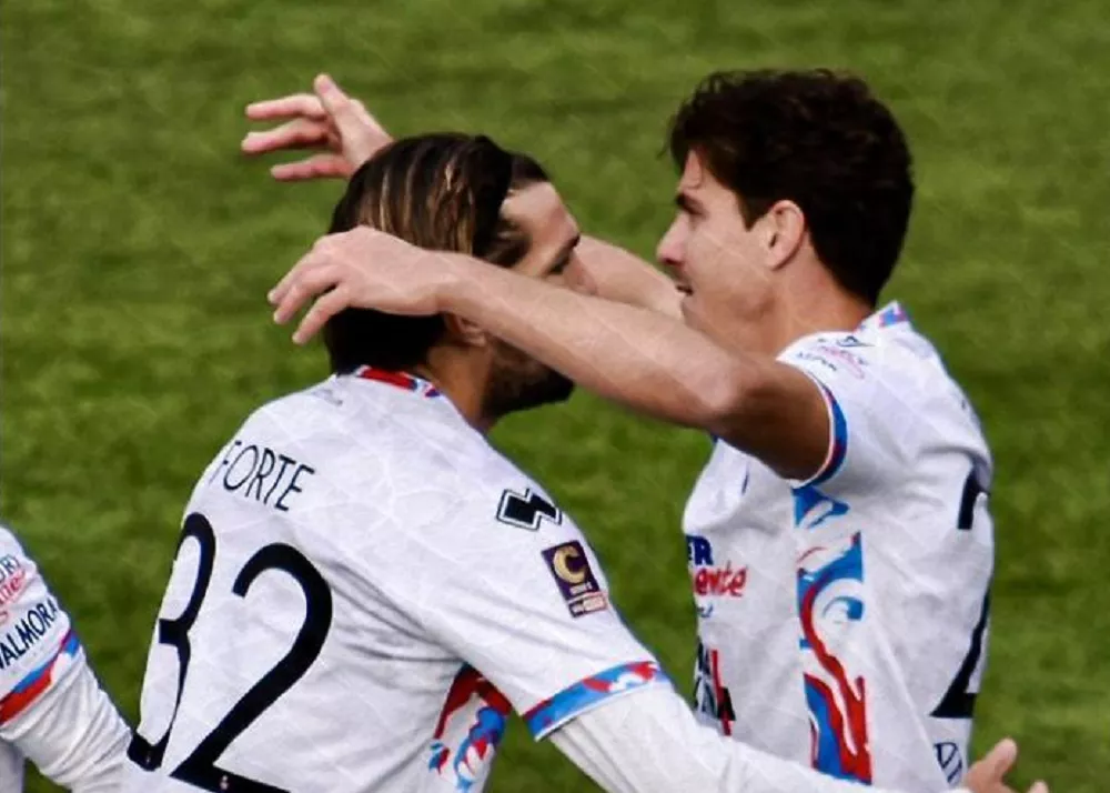 l'abbraccio tra forte e lunetta dopo il gol vittoria a picerno