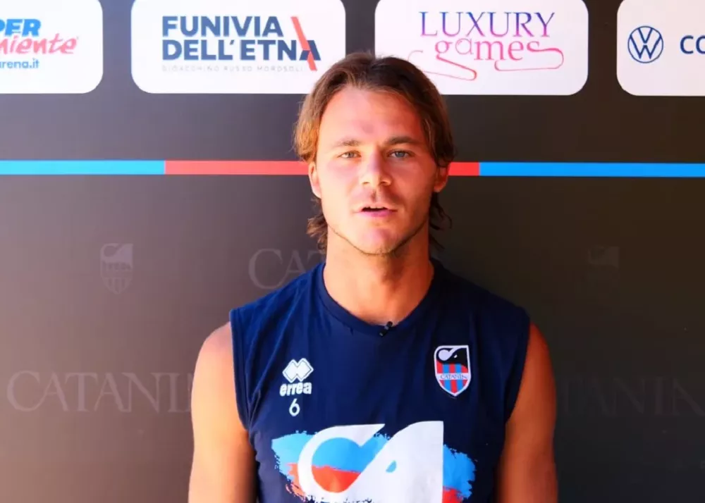 simone pieraccini alla presentazione al Catania dopo l'arrivo