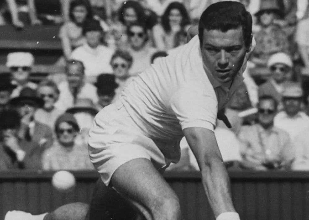 una foto storica di nicola pietrangeli sul campo da tennis