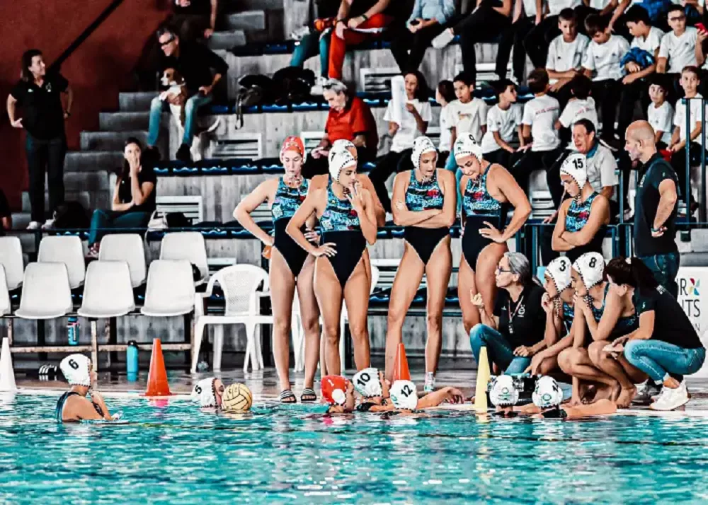 le ragazze dell'ekipe orizzonte a bordo piscina dopo la sconfitta di rapallo