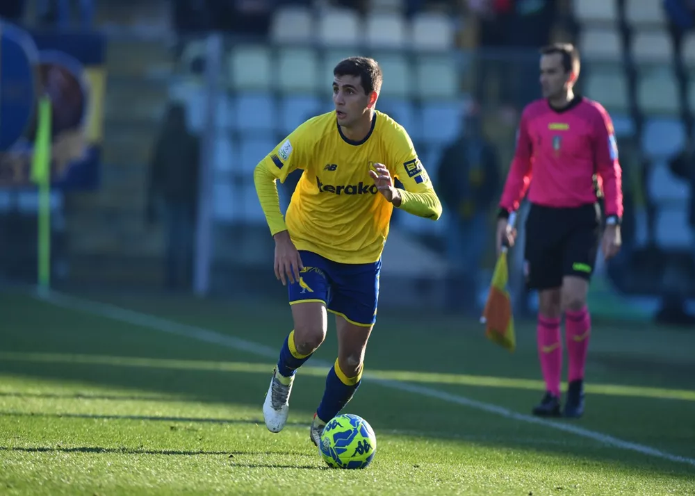fabio ponsi gioco sul campo di calcio con la maglia del modena