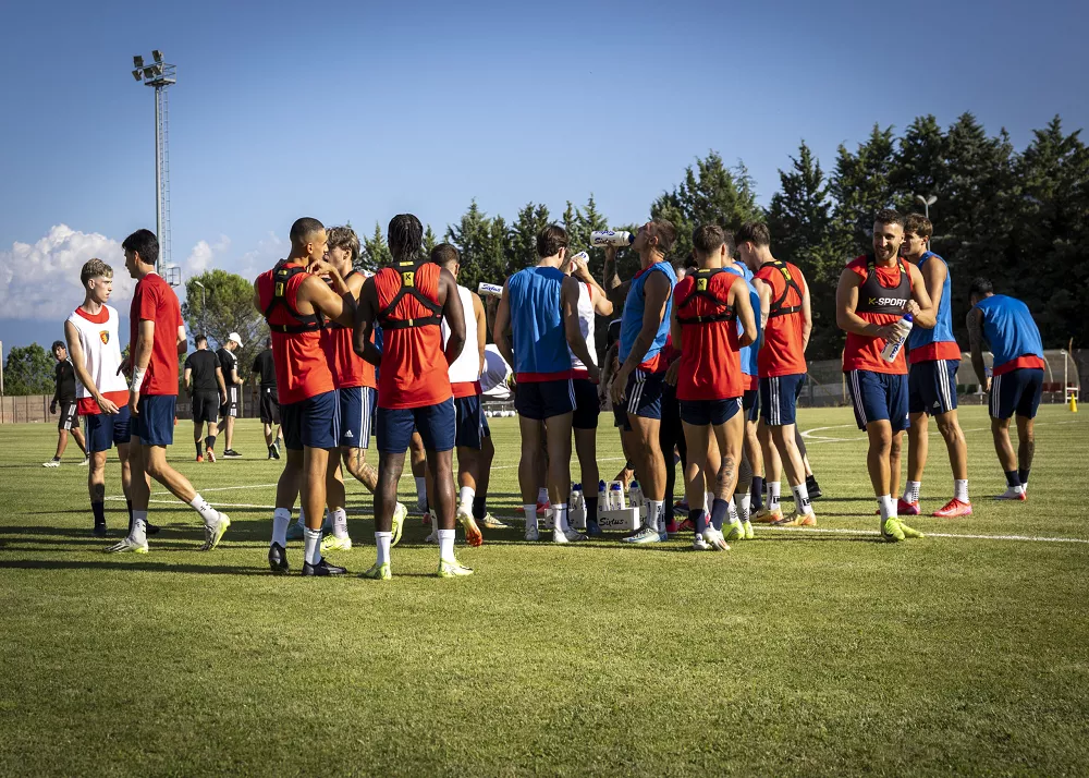 la squadra del potenza calcio in allenamento prima del match