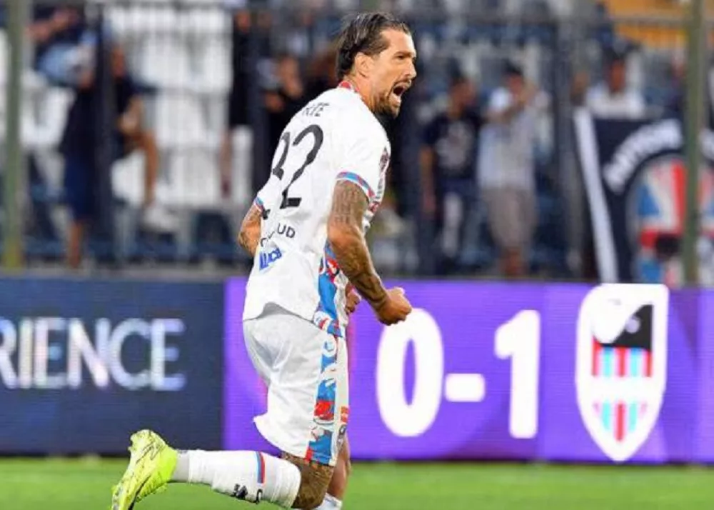 il gol di francesco forte contro il potenza festeggiato dai compagni