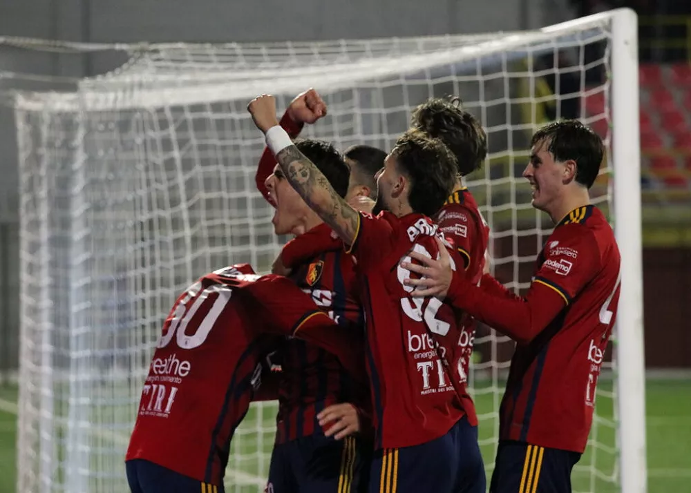 l'esultanza dei giocatori del Potenza dopo la rete al crotone