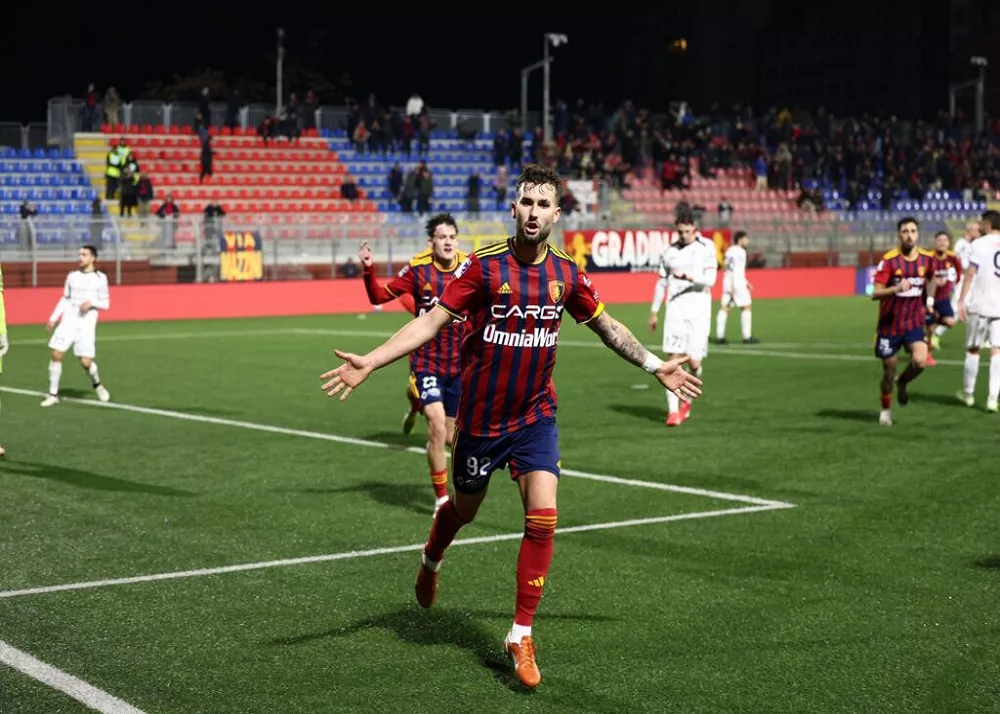 l'esultanza dei giocatori del potenza dopo il gol al crotone