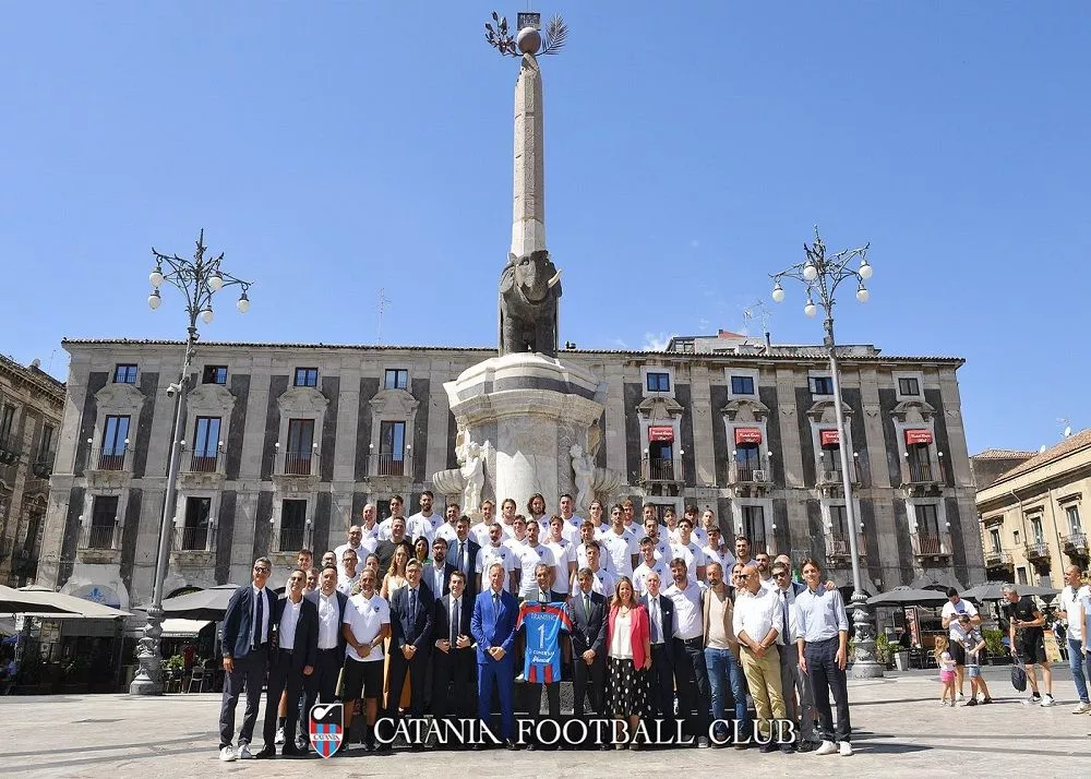 lo foto in piazza duomo a catania della squadra del Catania FC