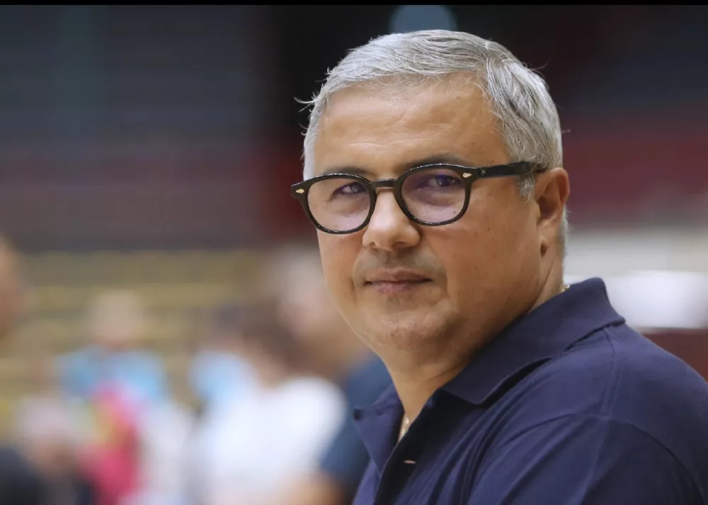 il presidente della meta catania enrico musumeci in campo