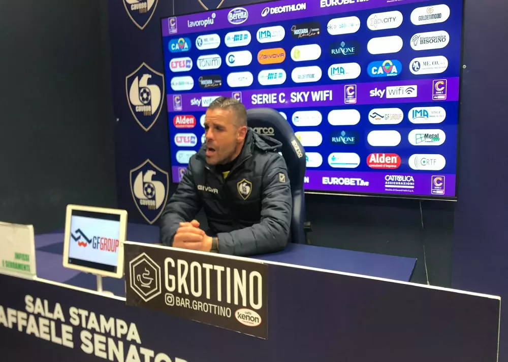 il tecnico della cavese fabio proseperi in conferenza stampa