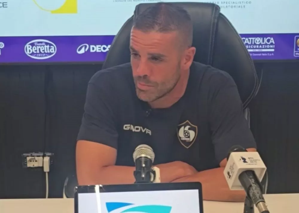 il tecnico della cavese fabio prosperi in conferenza stampa