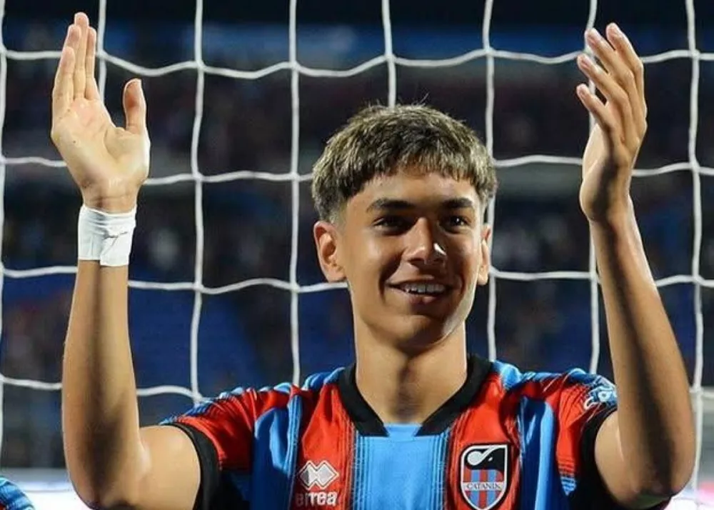 gianfranco quiroz del catania festeggia dopo la vittoria