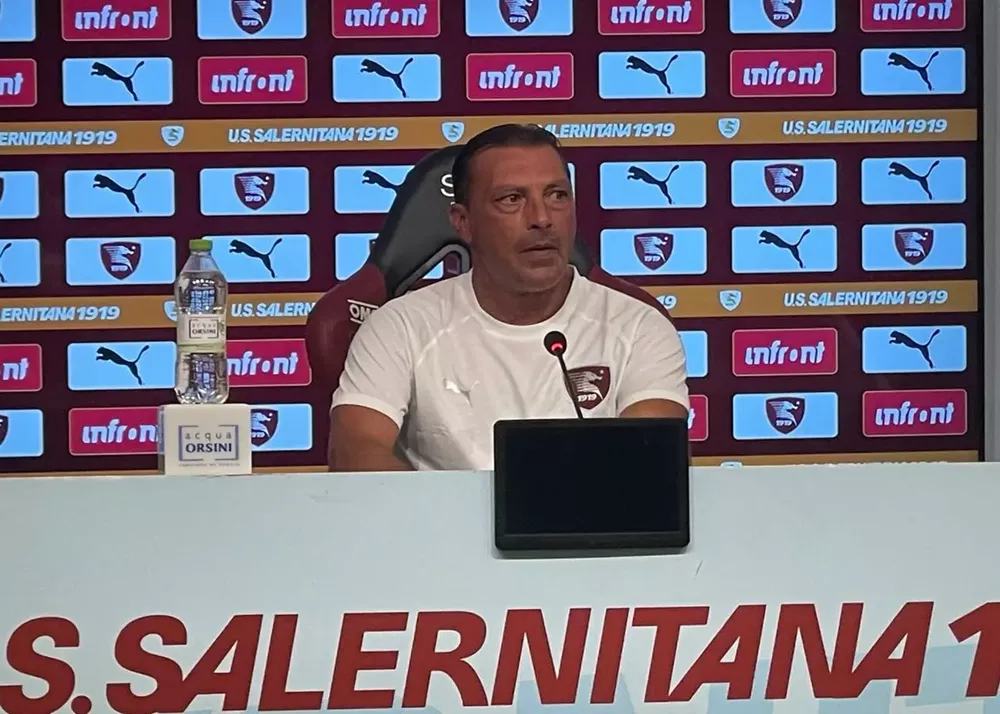 Giuseppe Raffaele in sala stampa con la maglia della salernitana