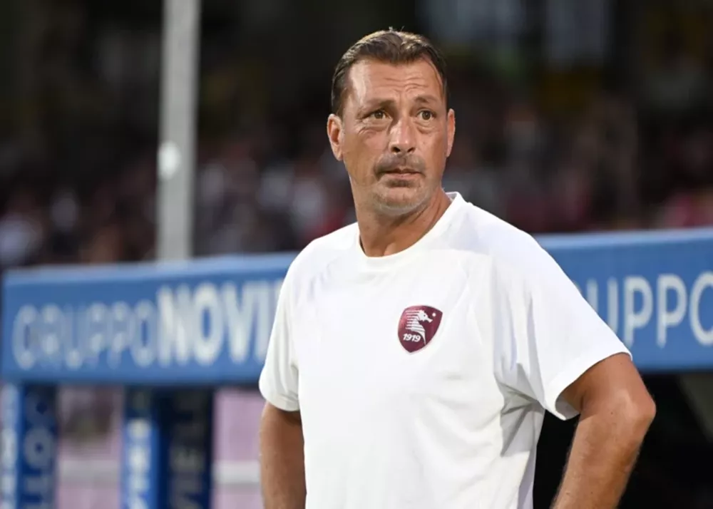 il tecnico della salernitana raffaele guarda a bordo campo