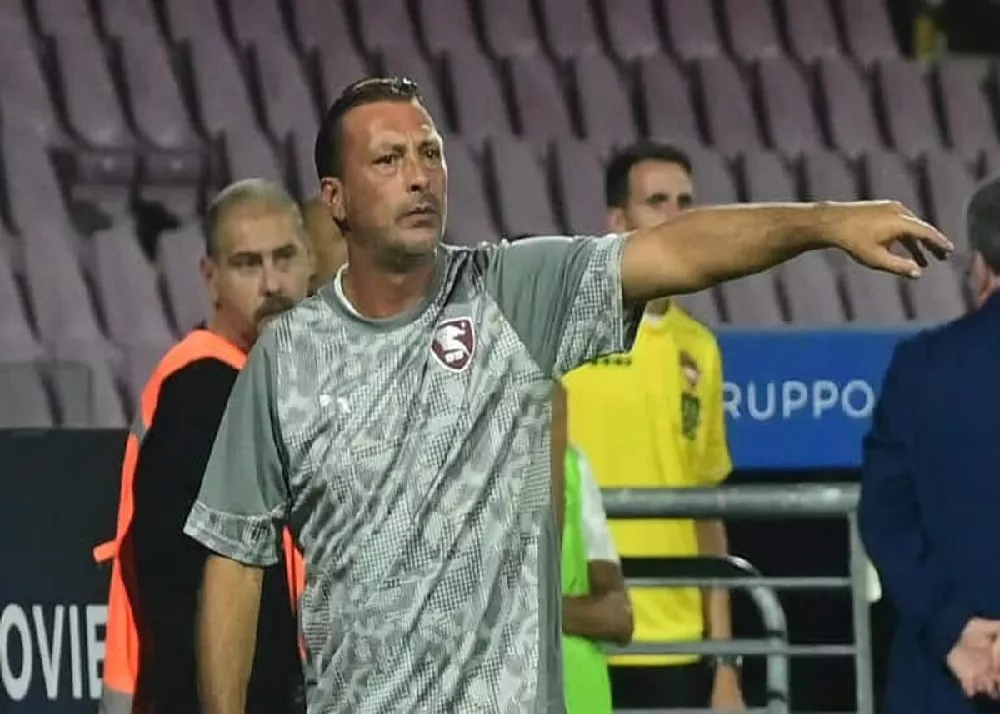 il tecnico della salernitana giuseppe raffaele in panchina
