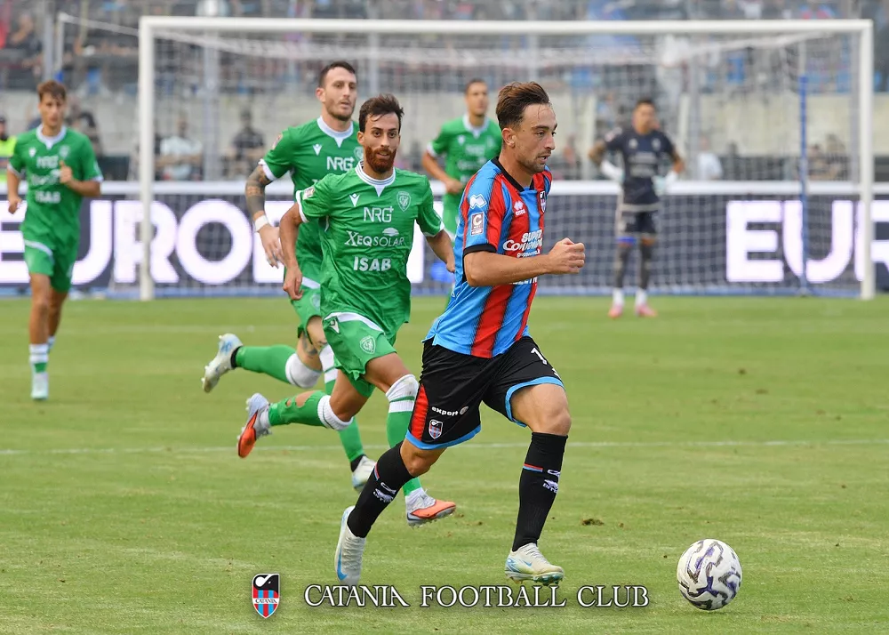 il giocatore Alessandro Raimo in una fase di gioco nel derby contro il Siracusa