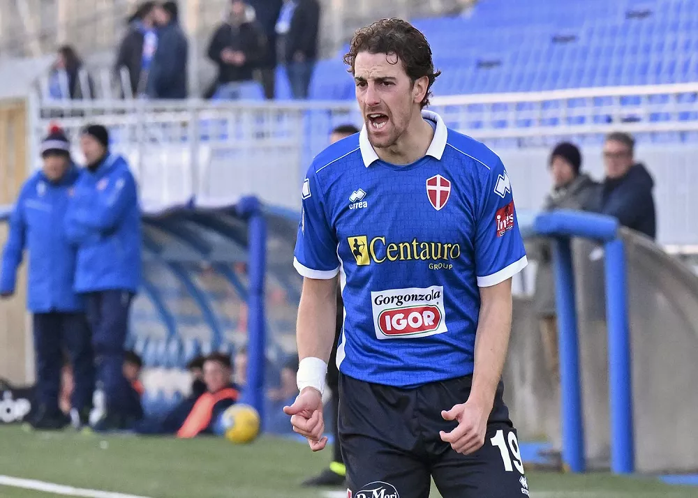 riccardo calcagni con la maglia del novara trasferitosi al Monopoli