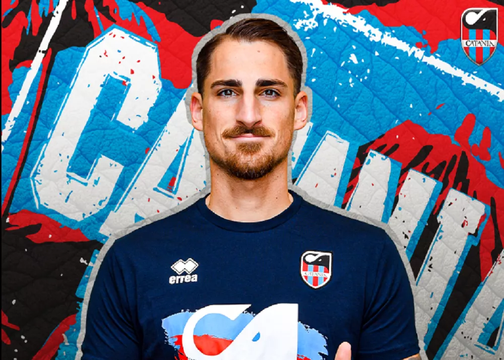 riccardo cargnelutti con la maglia del catania alla presentazione