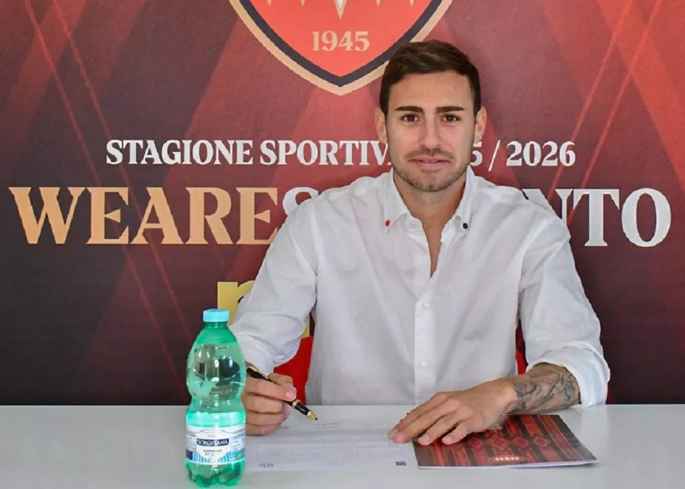 simone ricci nuovo attaccante del sorrento mentre firma