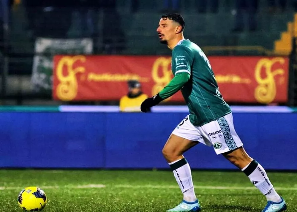 michele rigione con la maglia dell'avellino porterebbe arrivare a catania