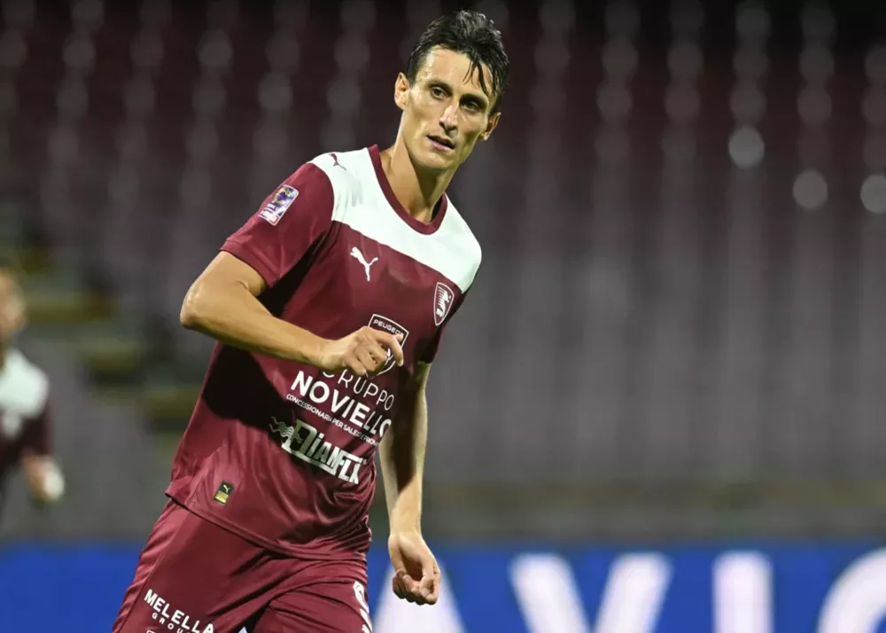 roberto inglese con la maglia della salernitana in campo