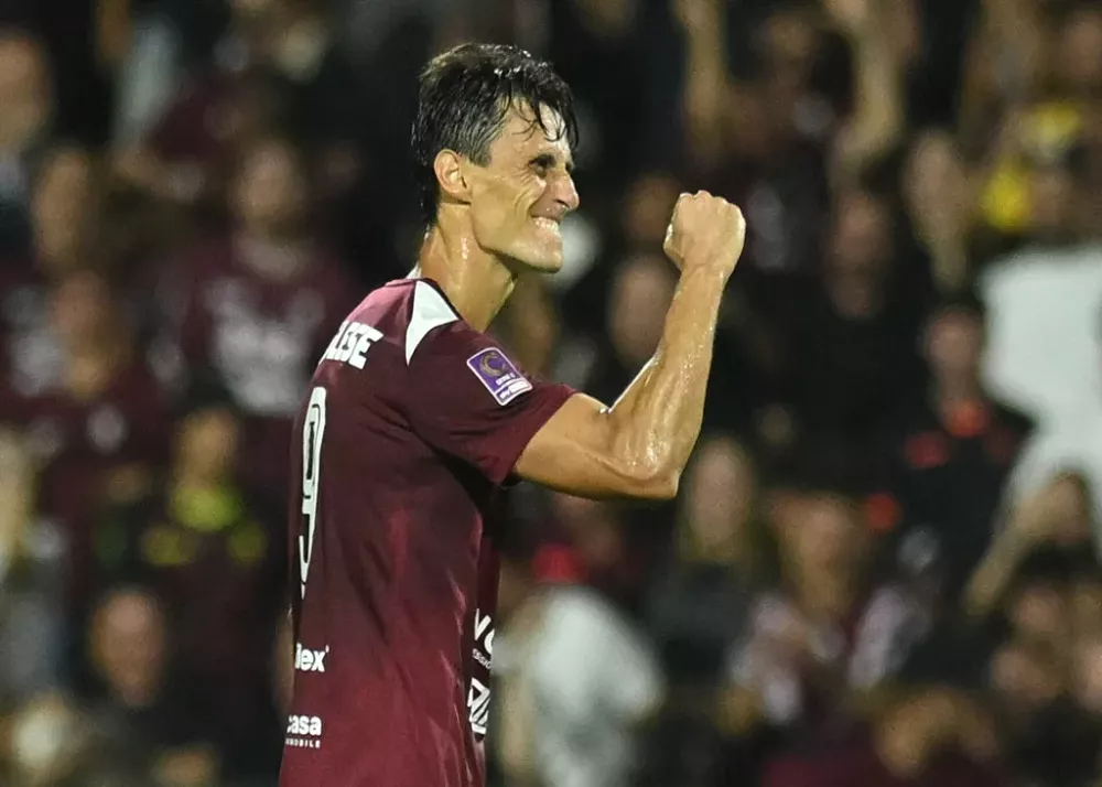 roberto inglese con la maglia della salernitana contro il sorrento