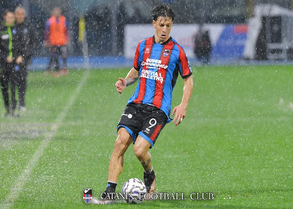 alex rolfini in campo con la maglia del catania contro l'atalanta u23