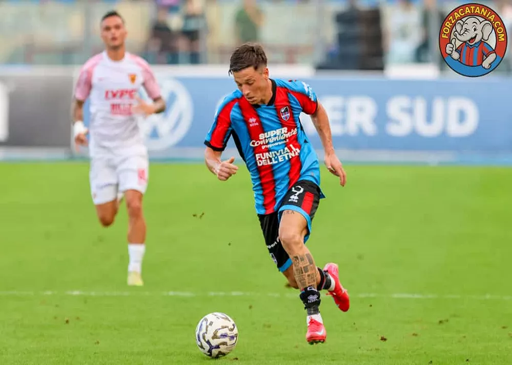 alex rolfini attaccante del catania in una fase di gioco