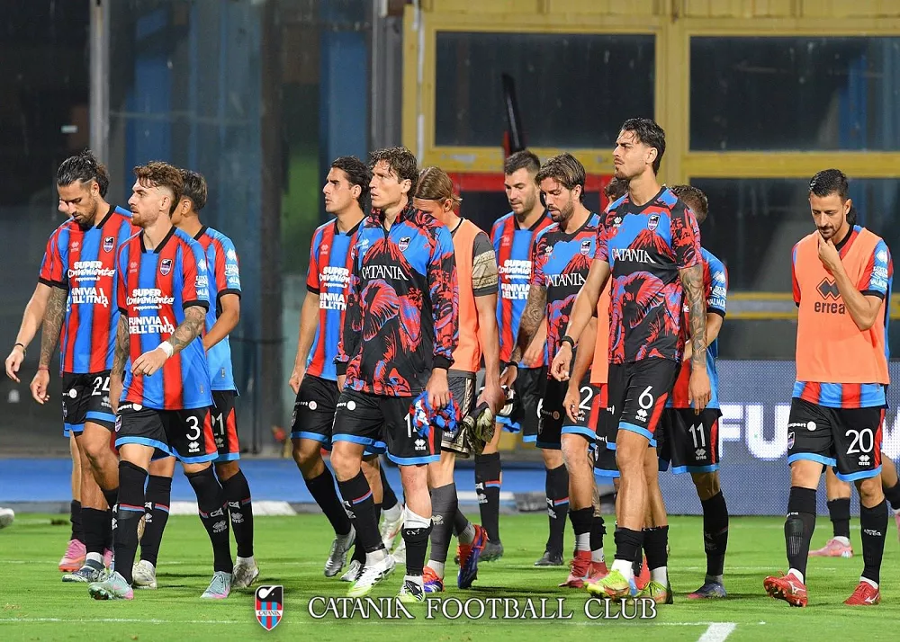 i calciatore del catania abbattuti vanno sotto la curva