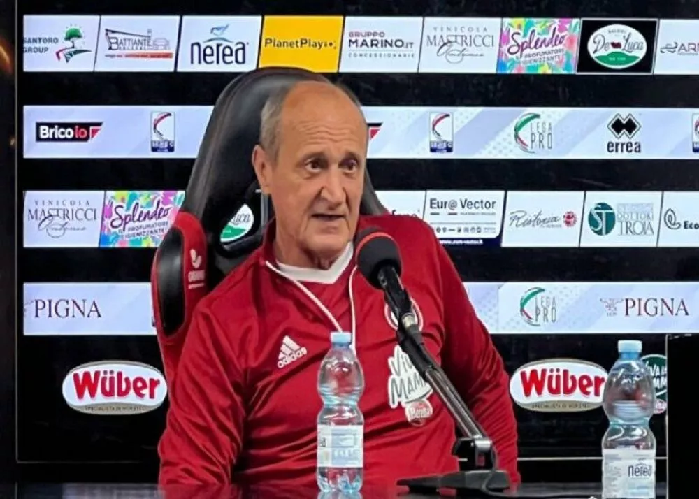 delio rossi in conferenza stampa a foggia con il microfono a Catania