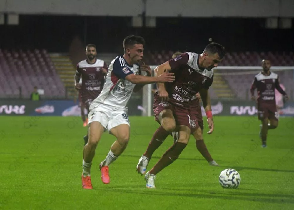 una fase di gioco del match derby Salernitana-Casertana