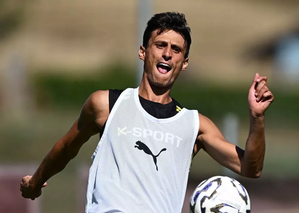 roberto inglese in allenamento con la maglia della salernitana