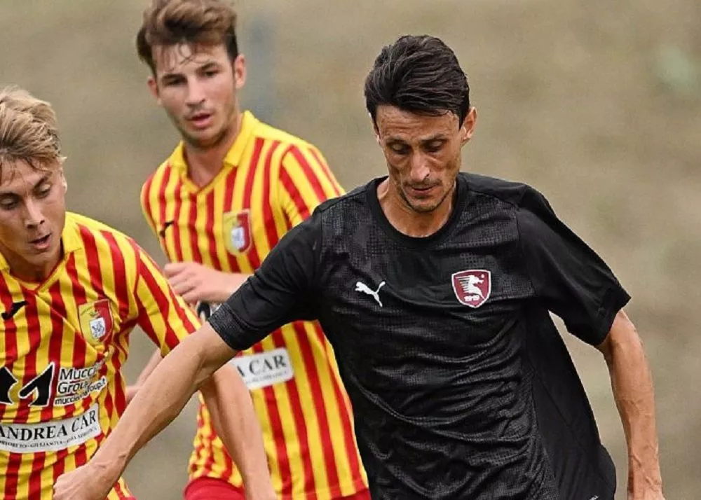 roberto inglese con la maglia della salernitana contro il giulianova
