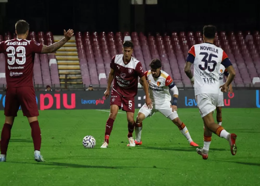 una fase del match salernitana-potenza 1-1 che fa perdere il primato ai granata