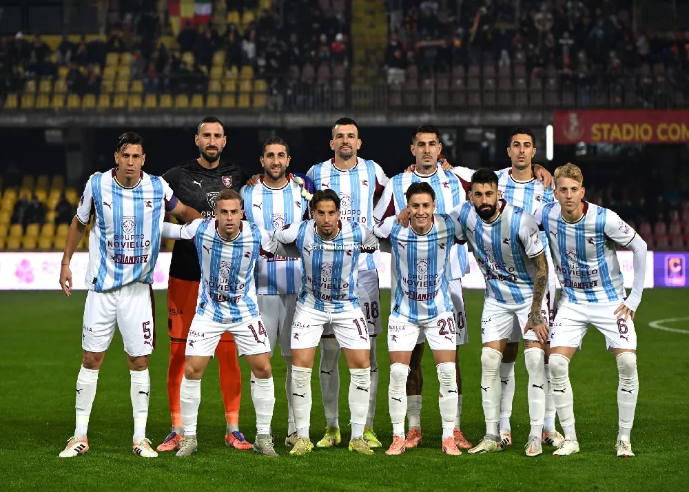 la rosa della salernitana schierata in campo al vigorito prima del derby con il benevento