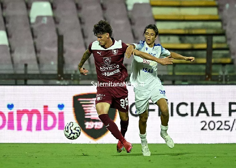 una fase di gioco del match salernitana-siracusa 1-0