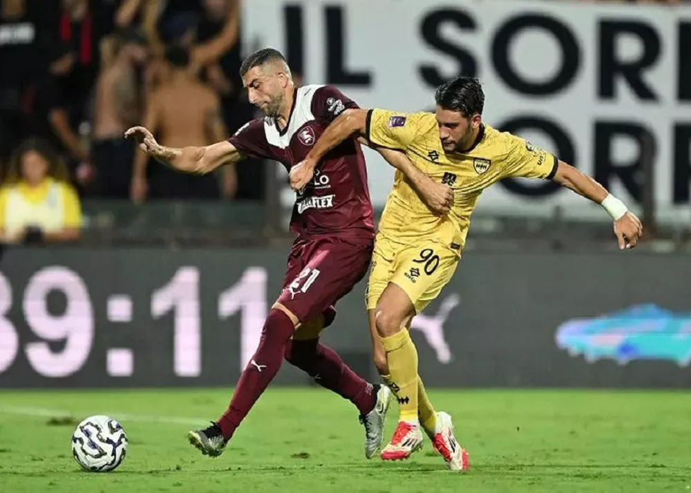 un'azione di gioco della sfida Salernitana-Sorrento