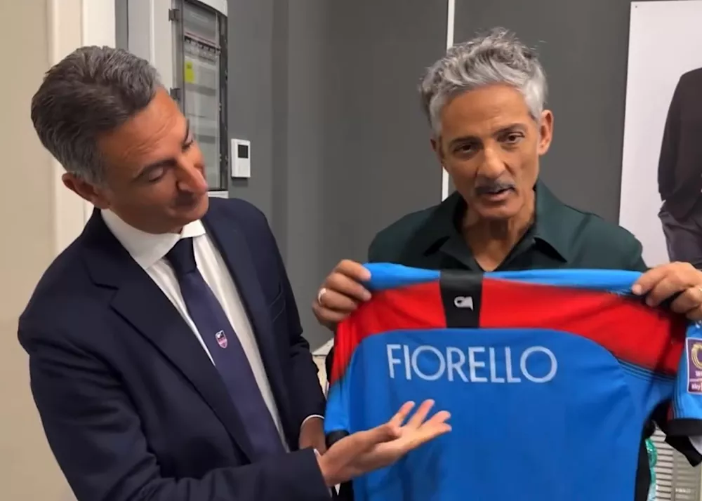 giuseppe sapienza consegna la maglia del catania a fiorello