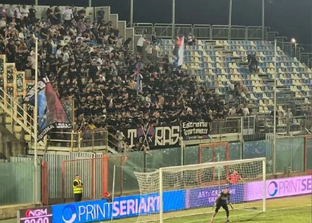 i tifosi rossuzzurri nel settore ospiti dello scida