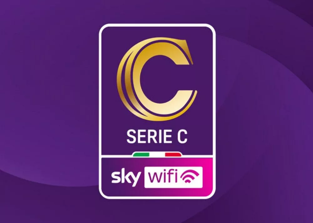 il logo della serie c per la stagione 2025/26 con sponsor sky wifi