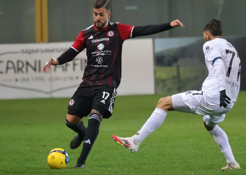 il centrocampista del foggia simone tascone in campo