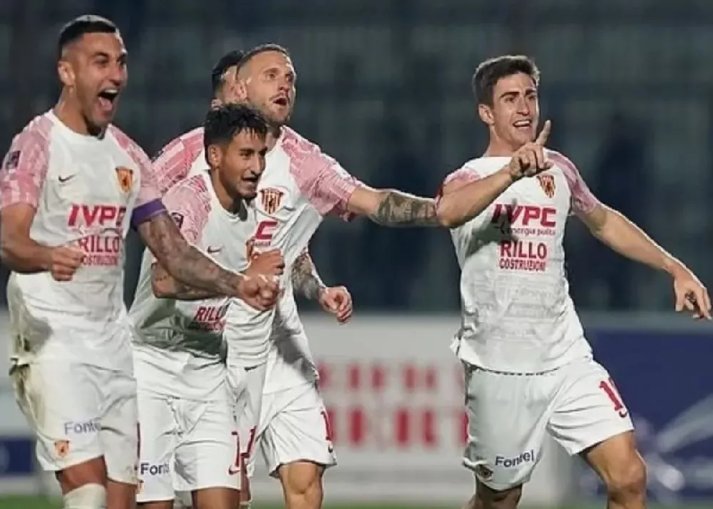 i giocatori del benevento festeggiano dopo una rete
