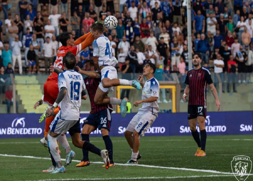 una fase di gioco del match tra siracusa e cosenza