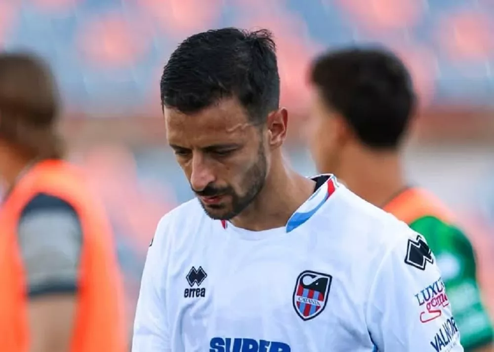 donnarumma del catania esce dal campo dopo il pesantissimo 3-1 contro il Sorrento