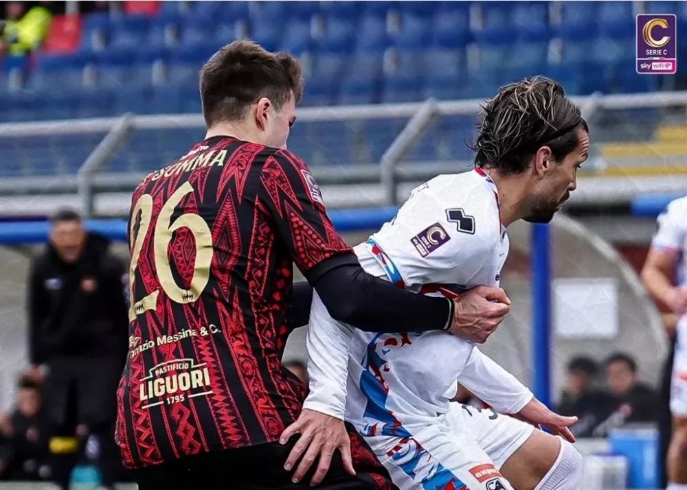 una fase di gioco del match tra sorrento e catania