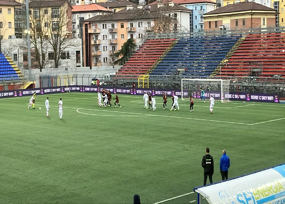 una fase di gioco del match tra sorrento e catania