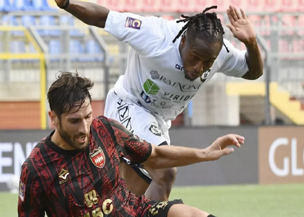 sorrento-cavese un'azione della gara terminata 0-0