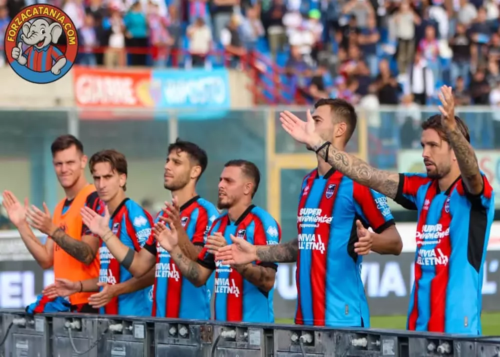 i calciatori del catania festeggiano sotto la curva nord