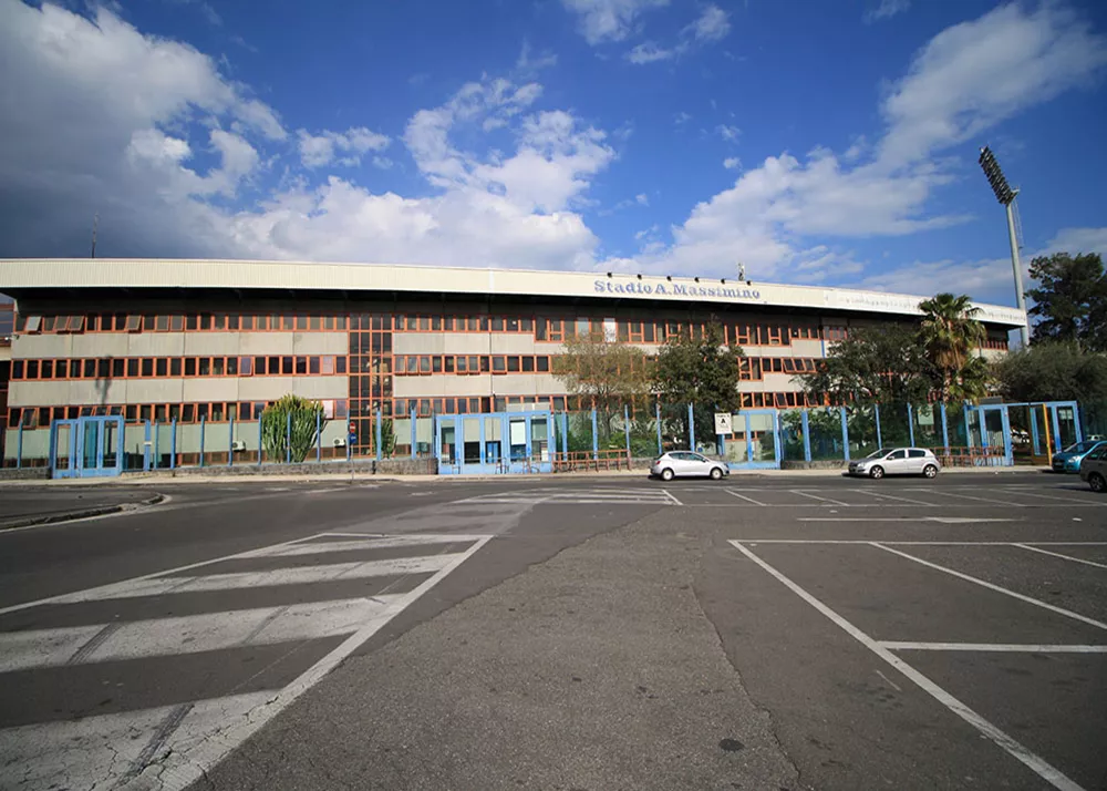 lo stadio angelo massimino visto dall'esterno da piazza spedini