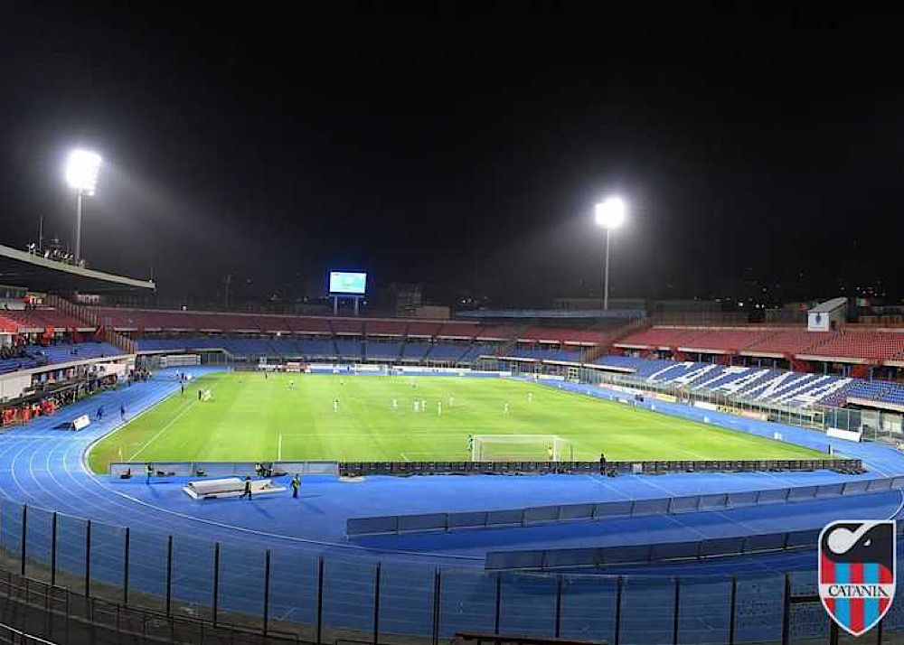 stadio massimino in serata con i riflettori illuminati